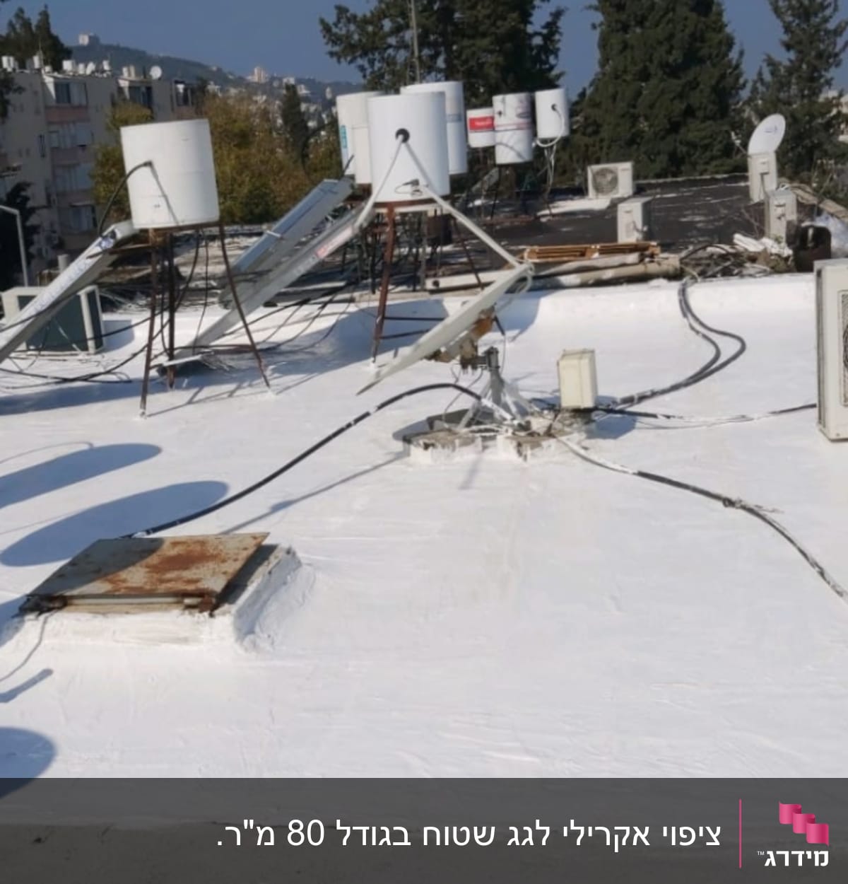גג אטום בלבן עם צינורות ומתקנים שונים